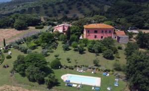 an aerial view of a house and a swimming pool at Podere Doganelle in Giuncarico