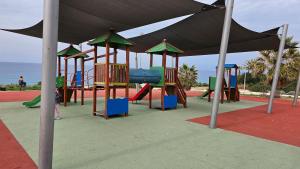 Area giochi per bambini di Helios Bay Hotel and Suites