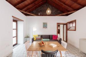 sala de estar con mesa y sofá en Casa Canaria Azucena en Los Llanos de Aridane