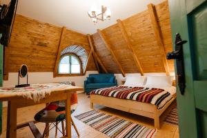1 dormitorio con 1 cama y escritorio en una habitación en La bujda lu mosu en Borşa