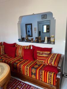 un soggiorno con divano e specchio di Latifa house a Oualidia