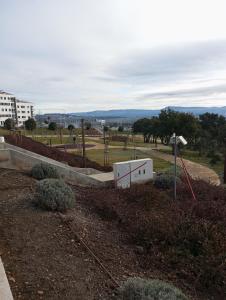 uma vista para um parque com uma câmara em Bragança Home For Working, Tourists, Erasmus Students, Digital Nomads em Brangança