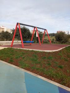 un parque infantil con columpio en Family holiday home new beds, en Bragança