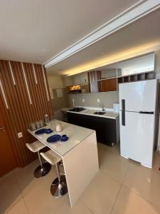 een keuken met een witte koelkast en een aanrecht bij Studio Prime Designer Recife in Recife