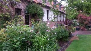 a garden in front of a brick house at La Gran'Porte in Troisvaux