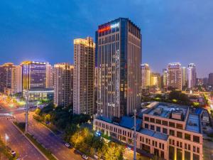 郑州郑州郑东新区城际酒店的夜晚的城市天际线与高楼
