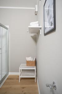 Baño blanco con banco blanco y espejo en Alatea Apartments Valverde, en Verona 108 fotos más