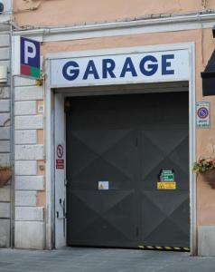 una puerta de garaje con un cartel de garaje encima en Hotel Touring, en Livorno
