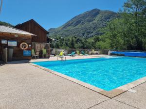 a swimming pool with a mountain in the background at Appartement AX - proche départ rando - piscine - balcon - Le blancflocon in Ax-les-Thermes