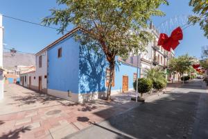 una calle con un edificio con un arco rojo en Casa Canaria Azucena, en Los Llanos de Aridane