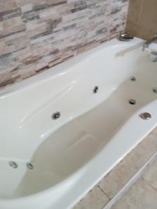 La salle de bains est pourvue d'une baignoire blanche. dans l'établissement Casa Navarra, à Lima