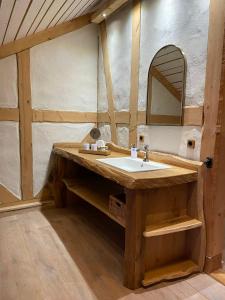 バート・ラウターベルクにあるAußergewöhnliche Ferienwohnungen im Cottage im Harz - Earl's Lane - Schottland im Harzの洗面台と鏡のあるバスルーム