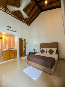 a bedroom with a bed and a ceiling fan at HIDEOUT BY CMB APARTMENTS in Mount Lavinia