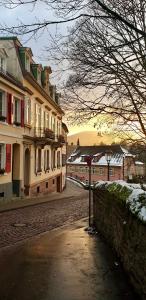 una calle en una ciudad con edificios y una puesta de sol en Schloss Apartment, Zentrum Baden-Baden en Baden-Baden