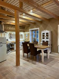 バート・ラウターベルクにあるAußergewöhnliche Ferienwohnungen im Cottage im Harz - Earl's Lane - Schottland im Harzの木製のテーブルと椅子のある広いキッチン