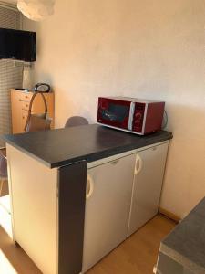 a microwave sitting on top of a counter at 4 personnes in Chamrousse