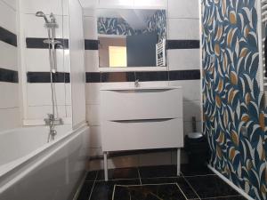 Ένα μπάνιο στο Appartement diamant