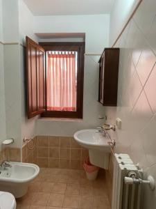 a bathroom with a sink and a toilet at Casa Cuoco in Civita Campomarano