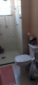 a bathroom with a shower and a toilet and a sink at Apartamento térreo, 2 quartos, 300m da praia de Atalaia, Aracaju in Aracaju
