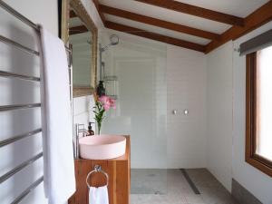Ένα μπάνιο στο Shawwood Cottage +82 φωτογραφίες