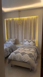 Uma cama ou camas num quarto em شقة أرضية ملوكية