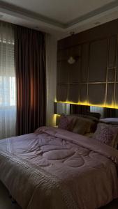 מיטה או מיטות בחדר ב-شقة أرضية ملوكية