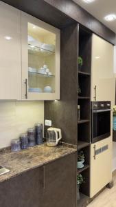 A cozinha ou cozinha compacta de شقة أرضية ملوكية