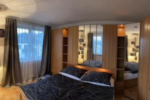 um quarto com uma cama e um espelho grande em Haus Schmidhuber Wohnung 3 em Grossgmain