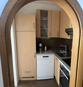 uma cozinha com um frigorífico branco e um arco em Haus Schmidhuber Wohnung 3 em Grossgmain
