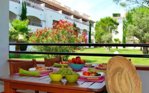 a table with fruits and vegetables on a balcony at Vacances en Corse in San-Nicolao