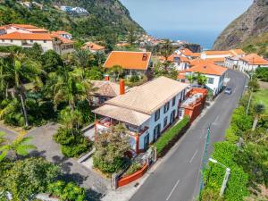 an aerial view of a town with a mountain at Casa Grande da Camélia in São Vicente