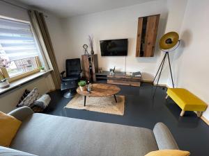 uma sala de estar com um sofá e uma mesa em Haus Charlotte em Bruttig-Fankel