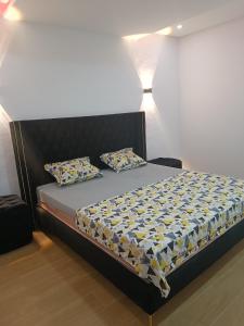 Кровать или кровати в номере Cozyblack appartement ennasr