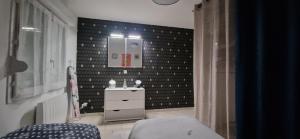 Ένα μπάνιο στο Appartement cosy spacieux parking gratuit en face +26 φωτογραφίες