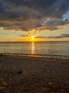 - un coucher de soleil sur la plage dans l'établissement Le Mirage Exotique, à Flic-en-Flac