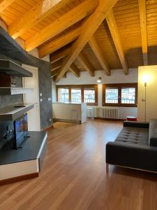 a living room with a couch and a fireplace at Interno 8 appartamento con box auto privato gratuito in Ferrara