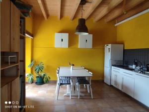cocina con mesa blanca y pared amarilla en Apartamento rural con entrada independiente, en Múgica