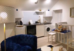 a small kitchen with a sink and a washing machine at Maisonnette spa privée - terrasse commune in Talant