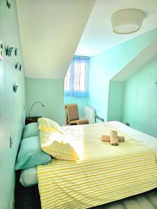 En eller flere senge i et værelse på AdriVA Fuente Dorada-Plaza Mayor, Wifi Atico