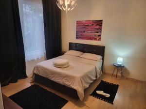 um quarto com uma cama grande e uma janela grande em Güzel daire em Istambul