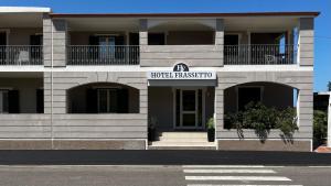 ein Gebäude mit einem Hotel-Registrierzeichen darauf in der Unterkunft Hotel Frassetto in Santa Teresa Gallura