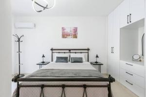 een slaapkamer met een bed en twee nachtkastjes bij Katris Luxury Homes #1 in Triánta