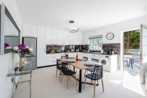 een keuken met een houten tafel en stoelen bij Katris Luxury Homes #1 in Triánta