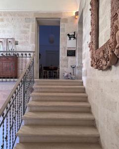eine Treppe in einem Haus mit Treppenaufgang in der Unterkunft Palazzo Siena - Home & More in Minervino di Lecce