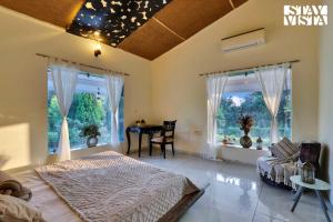 Ένα ή περισσότερα κρεβάτια σε δωμάτιο στο StayVista's The River Villa - Pet-Friendly Riverside Villa with Lawn & Bonfire