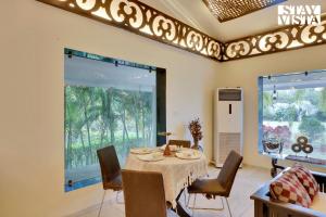 Χώρος καθιστικού στο StayVista's The River Villa - Pet-Friendly Riverside Villa with Lawn & Bonfire