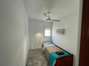 Camera con letto e ventilatore a soffitto. di Benalmadena playa, 3 Dormitorios a Benalmádena