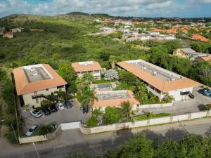 una vista aérea de una casa en Cocobana Resort two-bedroom apartment ground floor, en Willemstad