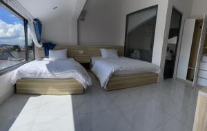 Postel nebo postele na pokoji v ubytování Thiên Thanh Hotel