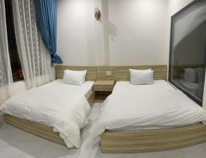 Postel nebo postele na pokoji v ubytování Thiên Thanh Hotel